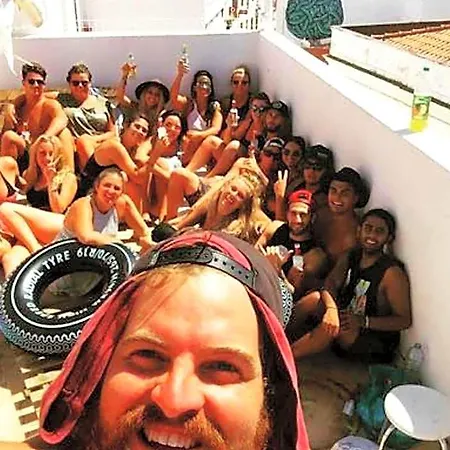The 17 Party אכסניה
