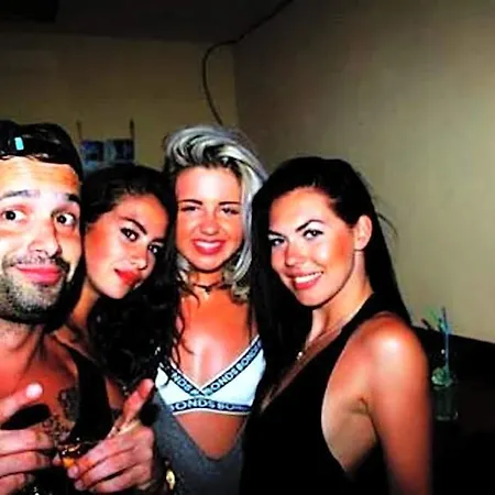 The 17 Party אכסניה