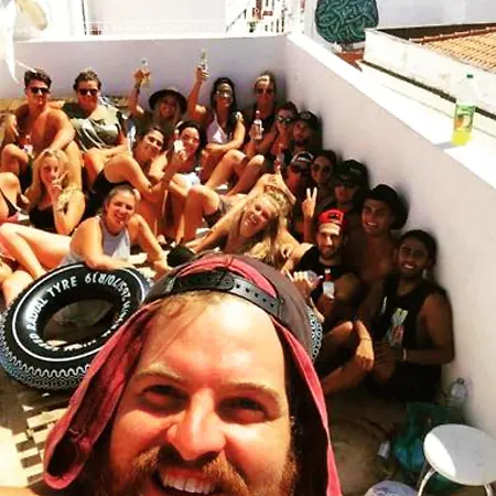 The 17 Party אכסניה *