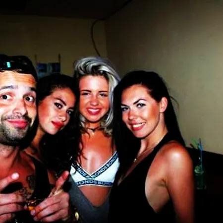 The 17 Party אכסניה